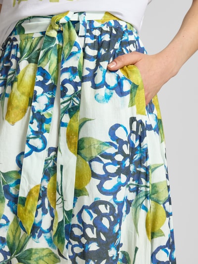 Frauenmodel trägt Regular Fit Midirock mit floralem Allover-Print von More & More aus reiner Baumwolle, A-Linie, Nahaufnahme Oberkörper.