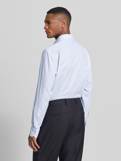 Męski model ma na sobie Regular Fit Business-Hemd mit Kentkragen od OLYMP, jasnoniebieska, długi rękaw, bawełna, sportowy mankiet, kieszeń na piersi, długość tyłu 80 cm, szerokość w rozmiarze 40: 48 cm, długość rękawa 64 cm; widok całej sylwetki z tyłu.