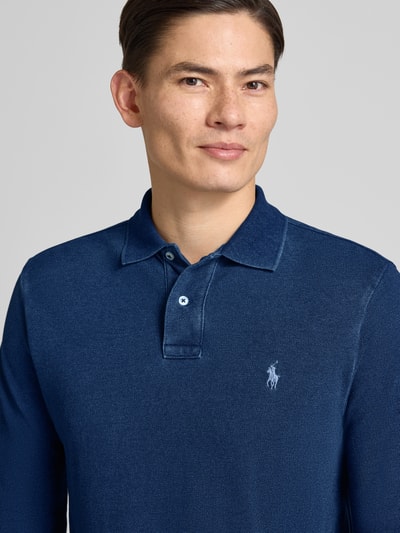 Männermodel trägt Custom Slim Fit Poloshirt mit Label-Stitching von Polo Ralph Lauren in Dunkelblau, reine Baumwolle, Nahaufnahme Oberkörper.
