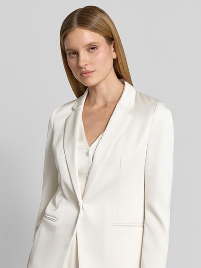 Frauenmodel trägt Slim Fit Blazer mit Paspeltaschen von Jake*s Cocktail in Elfenbein mit Reverskragen und Knopfverschluss, Nahaufnahme Oberkörper.