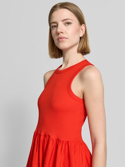 Frauenmodel trägt Midikleid mit Rundhalsausschnitt Modell 'MIRI' von YAS in leuchtendem Rot, A-Linie, Baumwoll-Elasthan-Mix, Nahaufnahme Oberkörper.