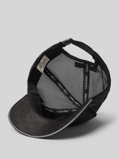 Produktfoto, Basecap mit Label-Detail von CK Calvin Klein, semitransparentes Design, verstärkter Schirm, verstellbarer Verschluss, schwarze Meshstruktur.