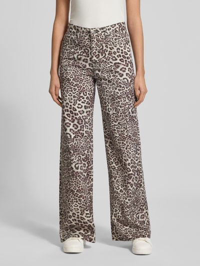 Kobiece model prezentuje Wide Fit Jeans mit Allover-Animal-Print od Marc Cain z elastycznej mieszanki bawełny, 5 kieszeni, zapięcie na guzik i zamek, szerokość w rozmiarze 36: 37 cm, długość nogawki od wewnątrz: 83 cm, motyw panterki, dominują brązowe i beżowe odcienie, faktura miękka, całkowity widok z przodu.