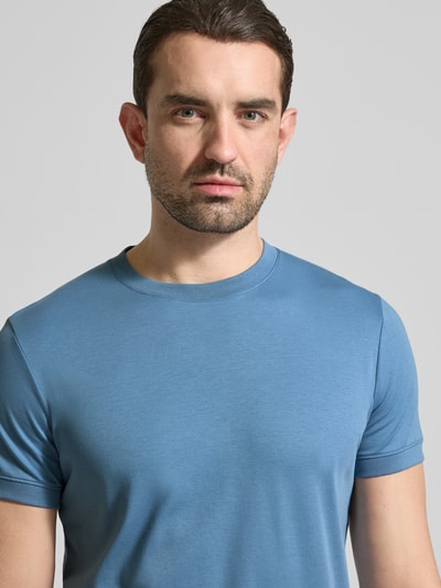 Męski model nosi T-Shirt mit Rundhalsausschnitt od RAGMAN, bawełna, krój slim fit, jednokolorowy, okrągły dekolt, długość tyłu 70 cm, rozmiar M, zbliżenie górnej części ciała.