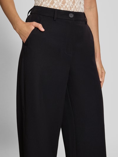 Vrouwenmodel draagt zwarte wijdte broek met viscose, Weite Hose met Viskose-Anteil model 'KAMIL' van PIECES, Dames, close-up taille