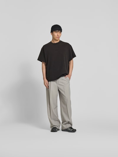 Männermodel trägt Relaxed Fit T-Shirt mit Logo-Stitching von WON HUNDRED in Reiner Baumwolle, Rundhalsausschnitt, Kurzärmelig, Ganzkörperansicht von vorne. Rückenlänge bei Größe M: 70 cm.
