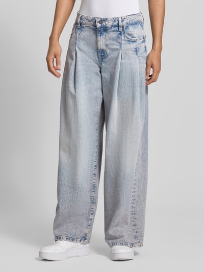 Frauenmodel trägt Wide Fit Jeans mit Bundfalten von Guess Jeans in heller Waschung, Baumwoll-Mix, 5-Pocket-Design, Ganzkörperansicht von vorne.