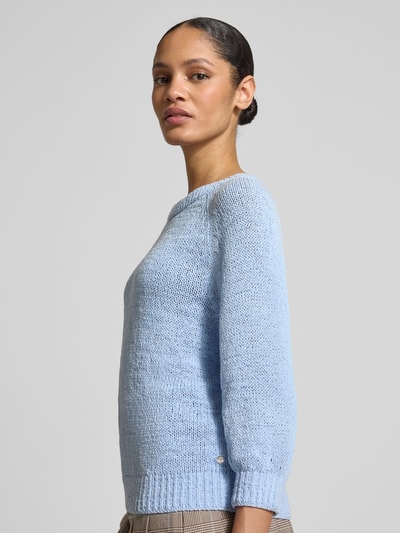 Frauenmodel trägt Strickpullover mit Rundhalsausschnitt und 3/4-Arm von monari, Baumwoll-Mix, hellblau, Regular Fit, Nahaufnahme Oberkörper.