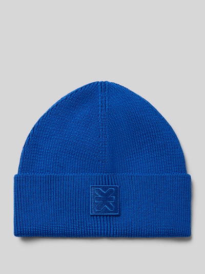 Produktfoto, Beanie aus reiner Wolle von Karo Kauer, intensiv blauer Farbton, breiter Umschlag, rippige Struktur, prostokątny label-patch z przodu