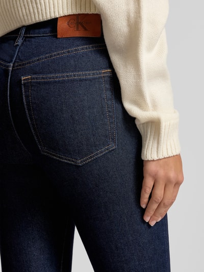 Calvin Klein Jeans Jeansy z poszerzaną nogawką i detalem z logo Jeansowy niebieski 3