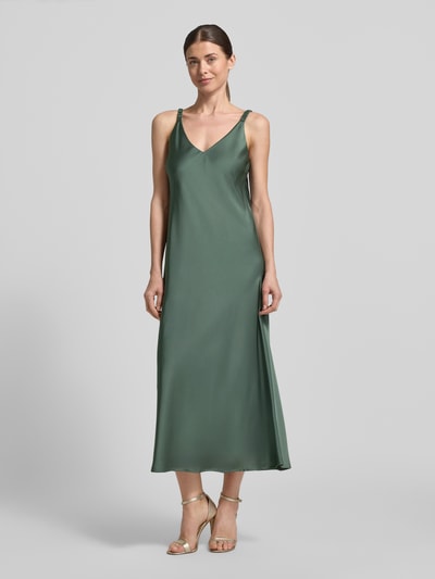 Frauenmodel trägt Regular Fit Midikleid mit V-Ausschnitt von V by Vera Mont aus grünem Satin mit Rückenausschnitt, Ganzkörperansicht von vorne. Rückenlänge bei Größe 36: 129 cm, Brustweite bei Größe 36: 37 cm, ärmelloses Design.