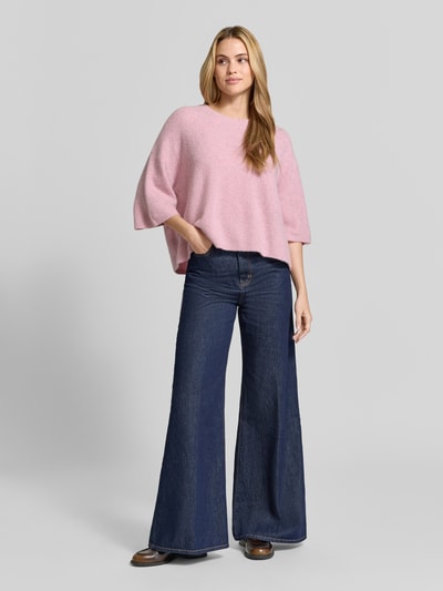 Vrouwenmodel draagt oversized gebreide pullover met linnenmix van American Vintage, roze, geribd, halflange mouwen, ronde hals, Materiaalmix, Ganzkörperansicht van voren.