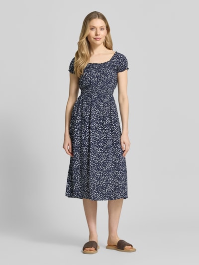 Modelka kobieca nosi Knielanges Kleid aus Viskose im Allover-Look od Apricot w granatowo-białe wzory, krój taliowany, długość do kolan, okrągły dekolt, czysta wiskoza; długość tyłu w rozmiarze S: 106 cm, szerokość w rozmiarze S: 43 cm, długość rękawa w rozmiarze S: 11 cm. Widok całej sylwetki z przodu.
