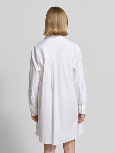 Frauenmodel trägt weißes Tailliertes Hemdblusenkleid aus reiner Baumwolle von Polo Ralph Lauren, unifarben, Mini-Länge, Rückansicht