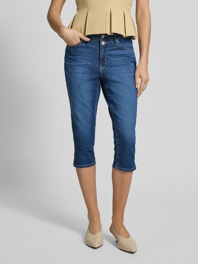 Frauenmodel trägt Slim Fit Caprijeans aus Baumwoll-Mix Modell 'BETSY' von s.Oliver RED LABEL in Denim-Optik, 7/8-Länge, Nahaufnahme Oberkörper.