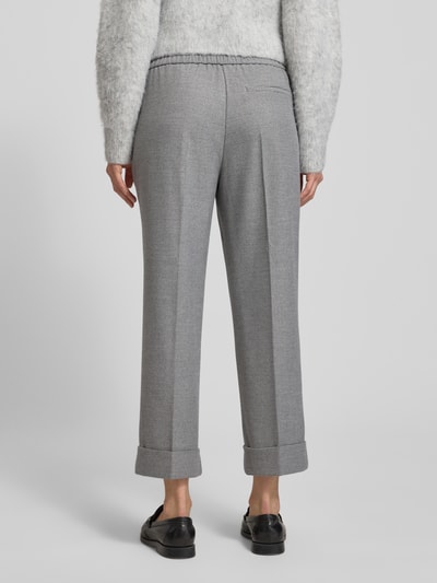 Kobiece modelka nosi szare spodnie Hose mit Umschlag und Bügelfalten Modell 'Maikito pepita' od OPUS, regular fit, widok całej sylwetki z tyłu.