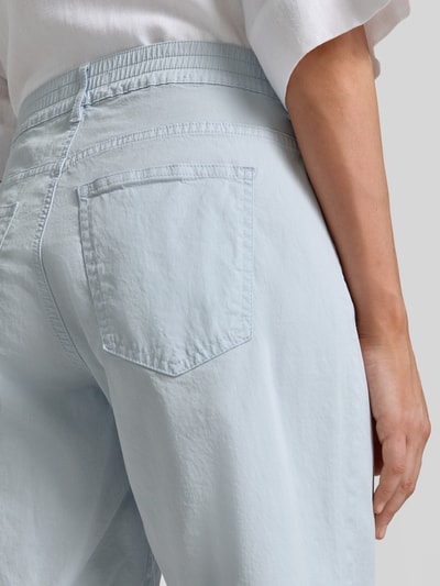 Frauenmodel trägt Regular Fit Bermuda aus Baumwoll-Mix Modell 'MAINE B' von Brax, Optik: Unifarben, 5-Pocket-Design, Nahaufnahme Rückansicht.