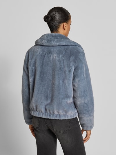 Männermodel trägt Regular Fit Jacke aus Kunstfell von FUCHS SCHMITT in Grau mit glatter Textur, wykładany kołnierz, zamek błyskawiczny dwustronny, Długość tyłu w rozmiarze 36: 57 cm, Szerokość ramion w rozmiarze 36: 43 cm, Szerokość klatki piersiowej w rozmiarze 36: 54 cm, Długość rękawów w rozmiarze 36: 61 cm, Ganzkörperansicht Rückansicht