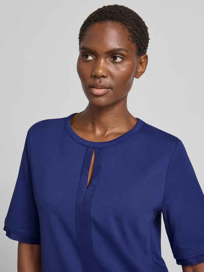Frauenmodel trägt T-Shirt mit Rundhalsausschnitt und Cut Out von Marc Cain, tiefblau, Baumwoll-Elasthan-Mix, Regular Fit, Nahaufnahme Oberkörper.