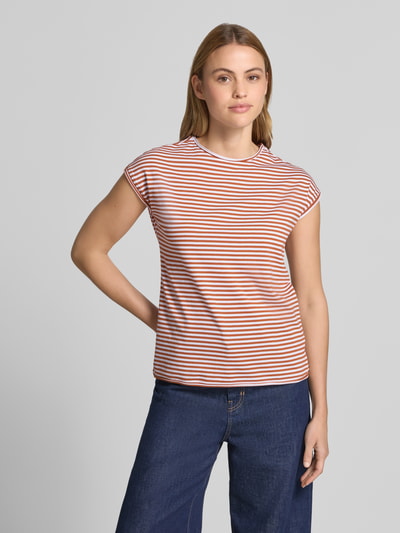 Frauenmodel trägt T-Shirt mit Rundhalsausschnitt von Christian Berg Woman aus Reine Baumwolle, Regular-Fit, Rollsaum, Rückenlänge 55 cm, Ganzkörperansicht von vorne.