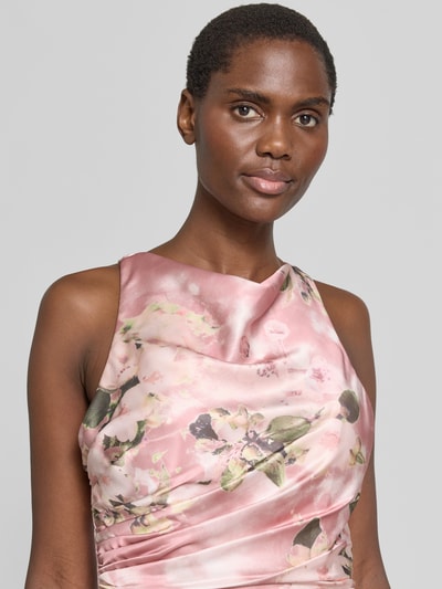 Kobiece model prezentuje sukienka wieczorowa 'Abendkleid mit Wasserfall-Ausschnitt' od Mascara z satyny, dopasowany krój, drapowania, szerokie ramiączka, różowo-kwiatowy wzór, długość tyłu w rozmiarze 36: 145 cm, szerokość klatki piersiowej w rozmiarze 36: 37 cm, zapięcie na haftkę i zamek błyskawiczny na plecach, zbliżenie na górną część ciała