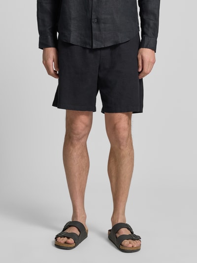 Männermodel trägt Leinenshorts mit elastischem Bund von GAP, Schwarz, Loose-Fit, Eingrifftaschen, Baumwolle-Leinen-Mix, Ganzkörperansicht von vorne.