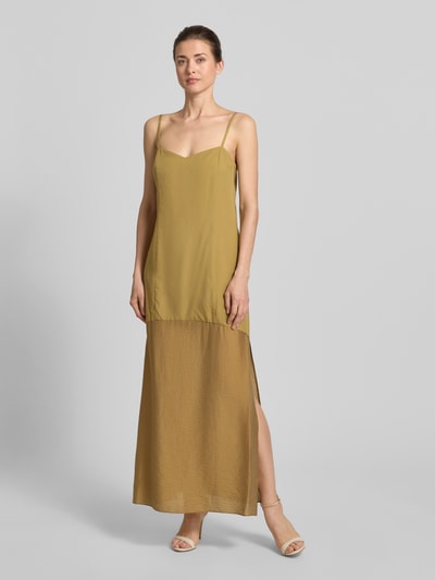 Modelka kobieca nosi Cocktailkleid mit Seitenschlitz von Jake*s Cocktail, kolor oliwkowy, materiał Lyocell-len, krój prosty, długość maxi, rozcięcie po boku, długość tyłu w rozmiarze 36: 115 cm, szerokość w rozmiarze 36: 40 cm, całkowity widok z przodu.