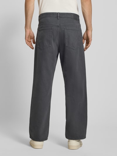 Mężczyzna nosi Wide Fit Jeans aus reiner Baumwolle Modell 'STEN' von Marc O'Polo Denim, ciemnoszary, gładka faktura, Ganzkörperansicht Rückansicht.