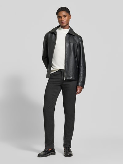 Männermodel trägt Stoffhose aus Baumwoll-Mix mit Viskose-Anteil Modell 'Cadiz' von Brax in Melange-Optik, Straight Fit, mittelhoher Bund, Knopfverschluss, 5-Pocket-Design, Webware, dunkelgraue Farbe; Ganzkörperansicht von vorne.