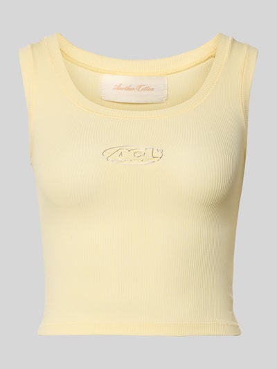 Produktfoto, Slim Fit Top mit Logo-Detail von Another Cotton Lab aus elastischem Baumwoll-Mix in zartem Gelb, Struktur mit feiner Rippen-Textur, Rundhalsausschnitt, Rückenlänge 38 cm in Größe S.