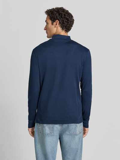 Männermodel trägt Regular Fit Longsleeve aus reiner Baumwolle mit Stehkragen von Christian Berg Men in Dunkelblau, Ganzkörperansicht Rückansicht. Rückenlänge bei Größe M: 65 cm, elastische Abschlüsse.