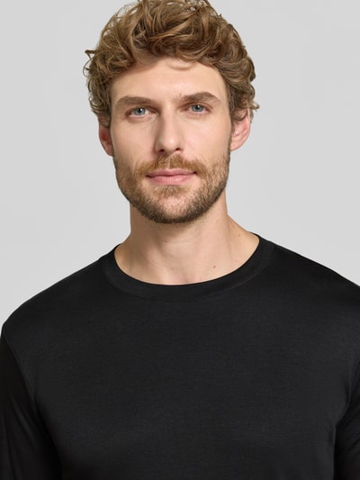 Mannenmodel draagt zwart shirt met lange mouwen Regular fit van puur katoen Model 'Pima' van RAGMAN, ronde hals, ruglengte maat M 69 cm, Nahaufnahme Oberkörper