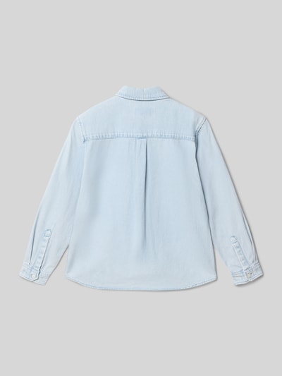 Produktfoto, Jeanshemd mit Kentkragen und Label-Detail von Jack & Jones, reine Baumwolle, hellblau, glatte Textur, Rückansicht.