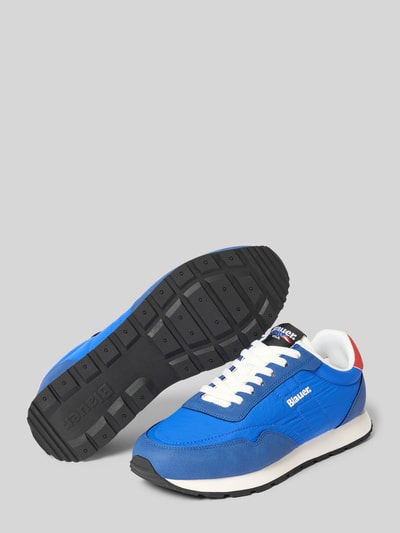 Productfoto, Sneaker met logo-detail model 'Falcon' van Blauer USA, afgeronde fit, vetersluiting, geprofileerde zool, blauw met rode en witte accenten, zoolhoogte 3 cm, schachthoogte 9 cm, schachtwijdte 10 cm