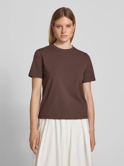 Frauenmodel trägt Damen T-Shirt mit Rundhalsausschnitt Modell 'NORA' von VILA, braun, aus Baumwoll-Elasthan-Mix, Regular-Fit, Rückenlänge 60 cm, Ganzkörperansicht von vorne.
