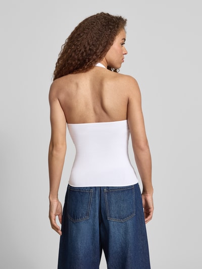 Frauenmodel trägt figurbetontes Neckholder-Top mit Rundhalsausschnitt von REVIEW aus Baumwoll-Elasthan-Mix, Slim-Fit, Rückansicht Ganzkörperansicht. Rückenlänge bei Größe S: 32 cm.