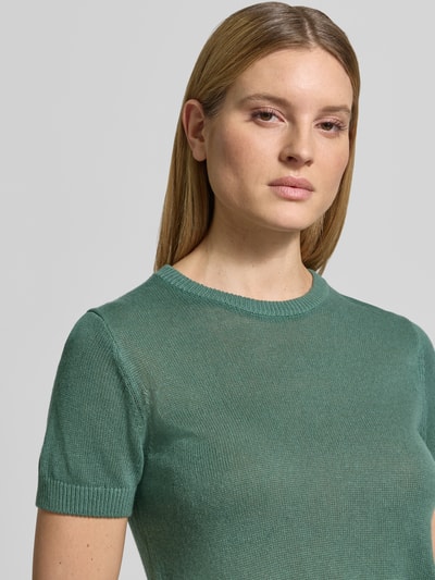 Frauenmodel trägt Strickshirt aus Leinen-Mix mit Rundhalsausschnitt von Jake*s Collection, grün, feine Textur, Viskose-Anteil, 1/2-Arm, Gerader-Schnitt, Nahaufnahme Oberkörper.