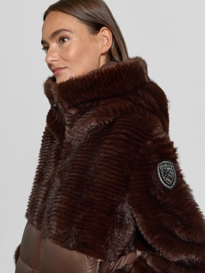 Kobieta modelka nosi Regular Fit Winterjacke im Material-Mix mit Kunstfell Modell 'FANEVIL' von Blauer USA, brąz, mieszanka materiałów, sztuczne futro, zbliżenie na górną część ciała, kurtka zimowa w kontekście damskiej kurtki teddy/webpelzjacke