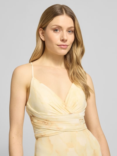 Frauenmodel trägt Regular Fit Abendkleid mit V-Ausschnitt von Jake*s Cocktail, elastischer Material-Mix, Nahaufnahme Oberkörper
