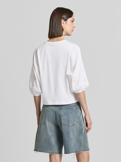Frauenmodel trägt T-Shirt mit 3/4-Arm und Lochstickerei von Marc Cain, weiße Baumwolle, Regular Fit, Rundhalsausschnitt, Rückansicht