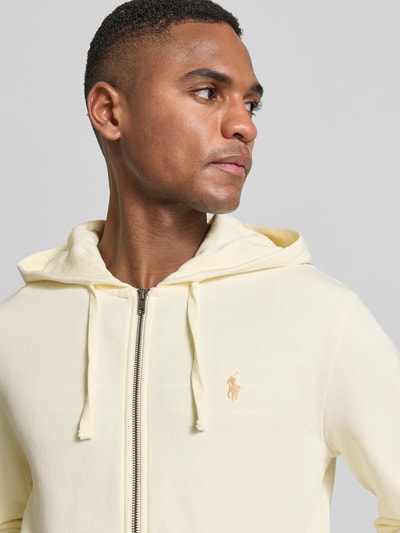 Männermodel trägt Regular Fit Sweatjacke aus reiner Baumwolle von Polo Ralph Lauren, Optik: Unifarben, Nahaufnahme Oberkörper.