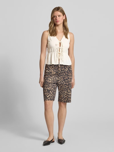 Frauenmodel trägt Top aus Viskose-Leinen-Mix Modell 'ALMIRA' von JJXX in Creme mit Schnürung, Regular-Fit, Rückenlänge 50 cm, Ganzkörperansicht von vorne