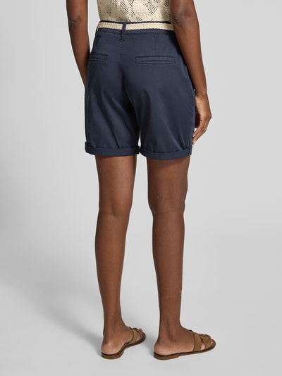 Frauenmodel trägt Regular Fit Bermudas aus Baumwoll-Mix von s.Oliver RED LABEL in Dunkelblau, Twill-Struktur, unifarben, Ganzkörperansicht Rückansicht.