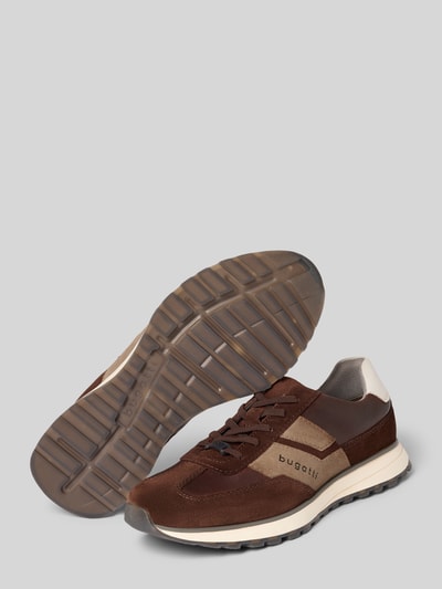 Produktfoto, Sneaker aus beschichtetem Leder mit Label-Details Modell 'Timon' von bugatti, braun-beige, abgerundete Form, strukturierte Sohle