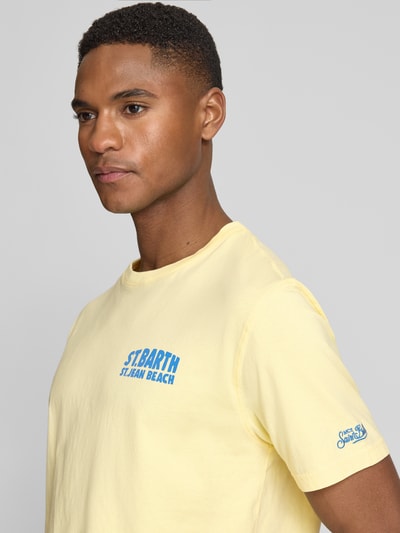 Männermodel trägt T-Shirt mit Label-Prints Modell 'PORTLAND' von MC2 Saint Barth in Gelb, Reine Baumwolle, Regular-Fit, Rundhalsausschnitt, Label-Stitching am Ärmel, Nahaufnahme Oberkörper.