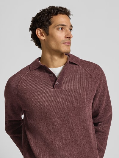 Männermodel trägt Regular Fit Pullover mit Polokragen von Jake*s Studio Men in Bordeaux mit feiner Strickstruktur, Nahaufnahme Oberkörper.