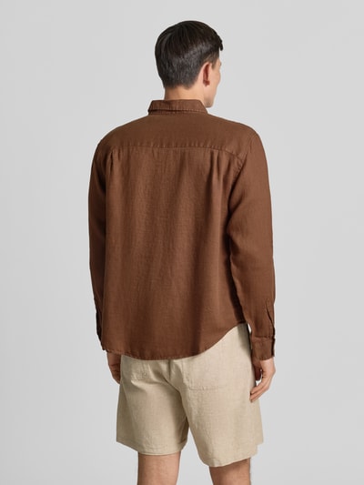 Männermodel trägt Regular Fit Leinenhemd mit Kentkragen von GAP in Braun, reine Leinenstruktur, Rückenlänge 71 cm, Ganzkörperansicht Rückansicht.