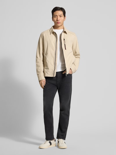 Männermodel trägt Regular Fit Hemdjacke aus reiner Baumwolle von Tom Tailor in Beige, unifarben, Twill-Textur, Ganzkörperansicht von vorne.