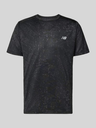 Produktfoto, schwarzes T-Shirt mit grauem Logo-Print und dezentem Muster, Modell 'ESSENTIAL' von New Balance, gerader Schnitt, Rundhalsausschnitt, Rückenlänge bei Größe M 70 cm