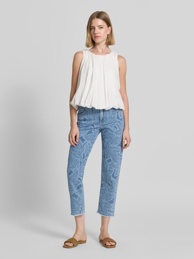 Kobiece modelka nosi Slim Fit Jeans im 5-Pocket-Design mit Fransensaum von Marc Cain, mieszanka bawełny z dodatkiem streczu, krój slim fit, 5 kieszeni, zapięcie na guzik i zamek błyskawiczny, frędzle na dole, szerokość w rozmiarze 36: 35 cm, długość wewnętrzna nogawki w rozmiarze 36: 66 cm, jasnoniebieski wzór, proste nogawki, gładka faktura, całopostaciowe ujęcie z przodu.
